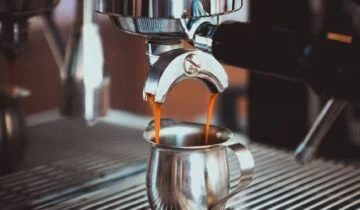 How the Interior Curve of a Cup Influences Espresso Layering