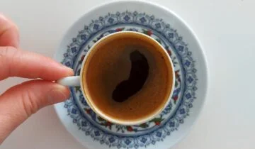 Why Most Standard Coffee Mugs Ruin the Texture of Home Espresso