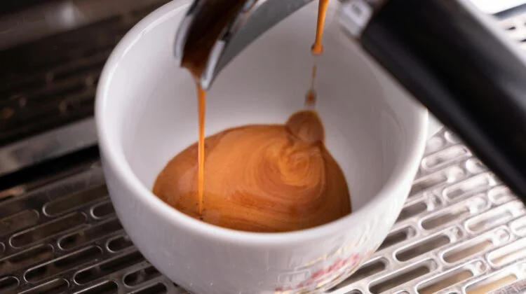 Stirring vs. folding: The best way to incorporate sugar into a double shot