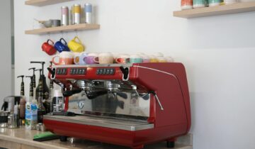 Comparing liquid sweeteners vs granulated sugar in home espresso workflow