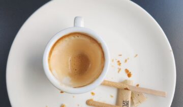 How sugar interacts with the lipids and oils in a fresh espresso pull