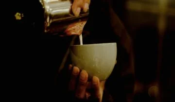 Pouring techniques to preserve the crema in a cappuccino