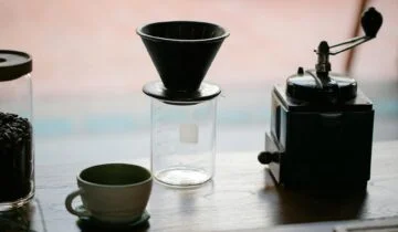 How Vertical Burr Orientation Affects Grinder Retention and Workflow