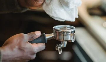 How to clean a bottomless portafilter to maintain its appearance